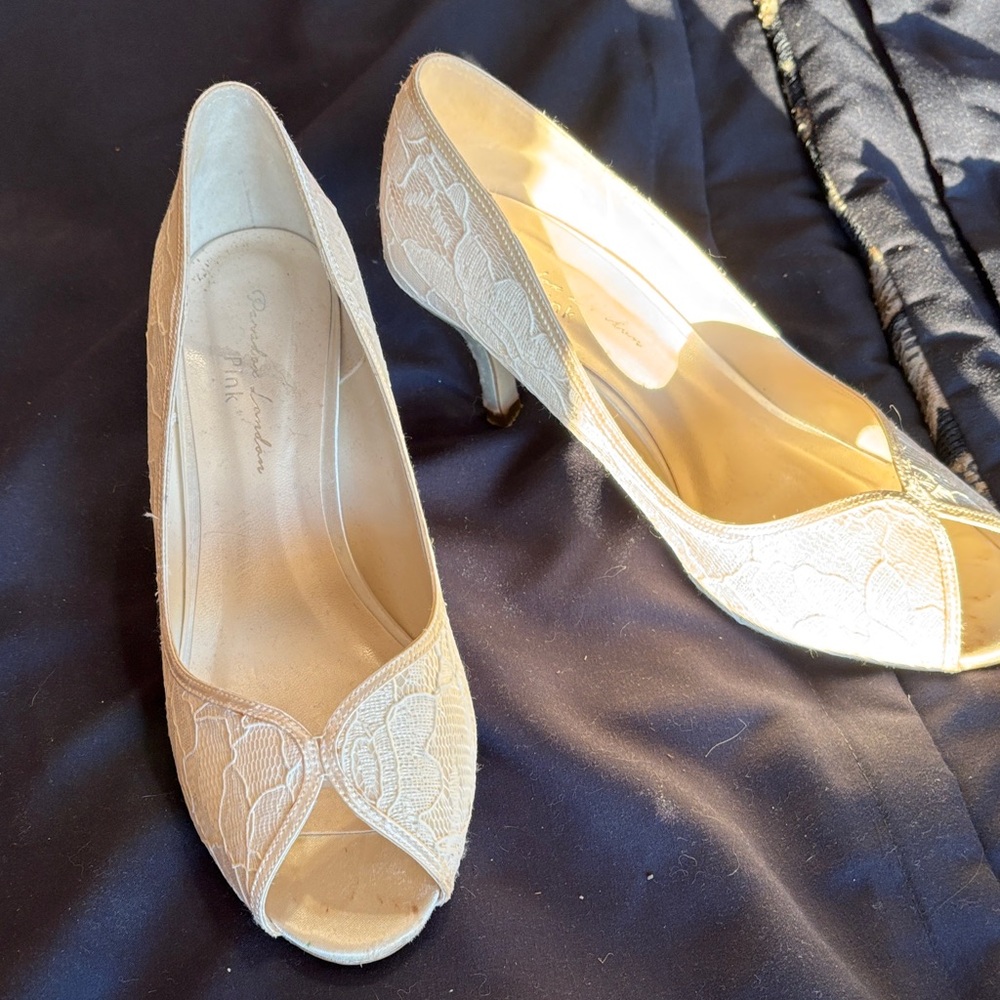 Elegant dyeable  Cream Lace Women Shoes